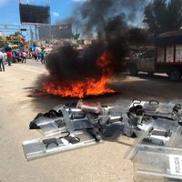 Maestros de la sección 22 queman equipo de la PF en Oaxaca
