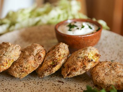 Con 3 huevos, 1 cebolla y 1 repollo: prepará estas croquetas exprés que te resolverán la cena