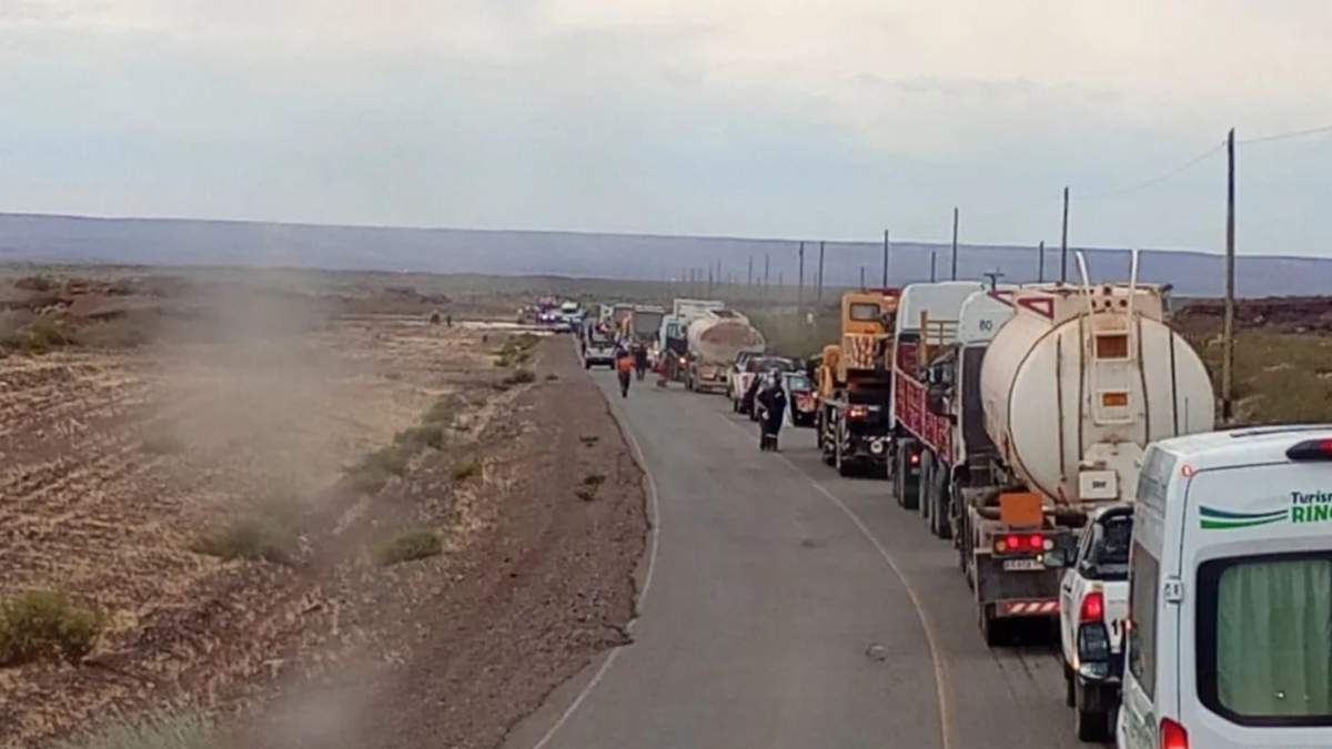 Por el estado de las rutas se registraron largas filas de vehículos, incluidos transportes petroleros. Fuente: (La Montaña)