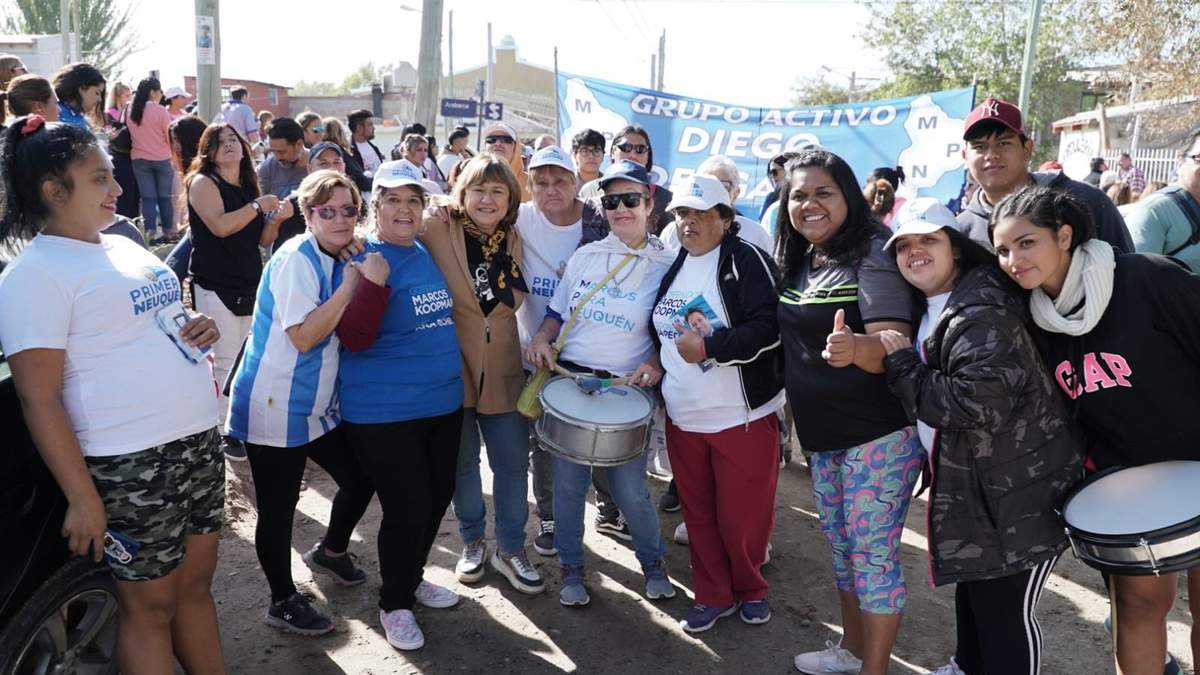 Pechen con vecinos de Villa Ceferino. Fuente: (Twitter)