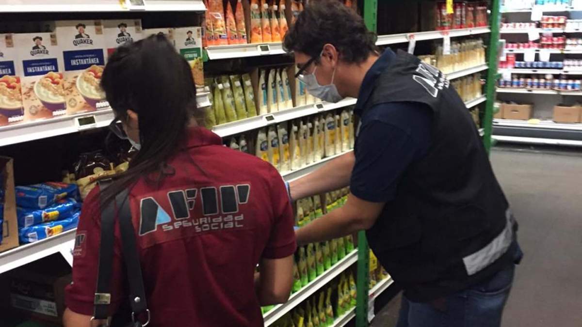 Funcionarios de la AFIP asegurando el cumplimiento de la normativa regulatoria de precios. Fuete: (Twitter)