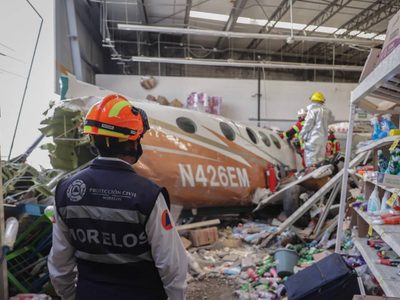 El gobierno federal abre investigación por el desplome de una avioneta en una Bodega Aurrerá