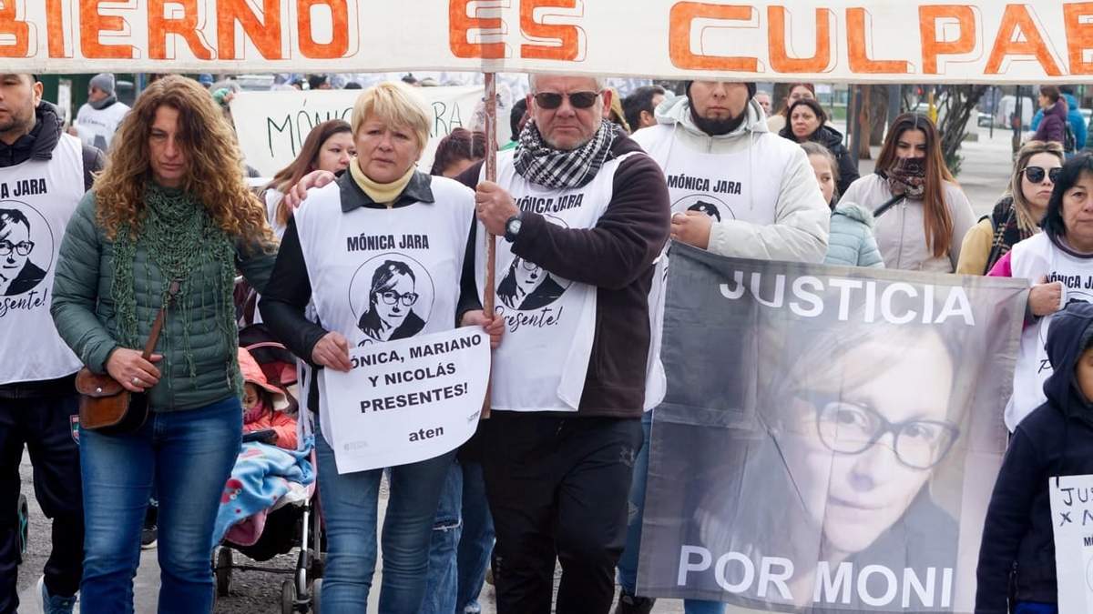 El pedido de justicia de familiares al cual se sumo Guagliardo. Fuente: (Emiliano Ortiz)