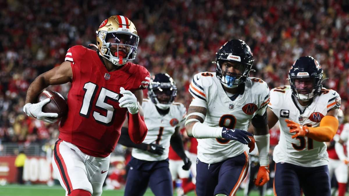Jauan Jennings (15), wide receiver de los 49ers de San Francisco, corre rumbo a la zona de anotación para un touchdown frente a los Bears