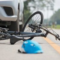 Un fallo judicial estableció que un ciclista pierde la prioridad de paso si va por la derecha