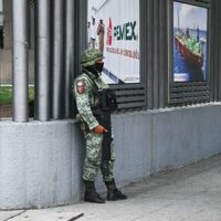 Sedena despliega operativo en Torre de Pemex por reporte de granada