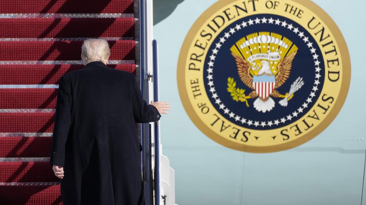 El presidente Donald Trump aborda el Air Force One