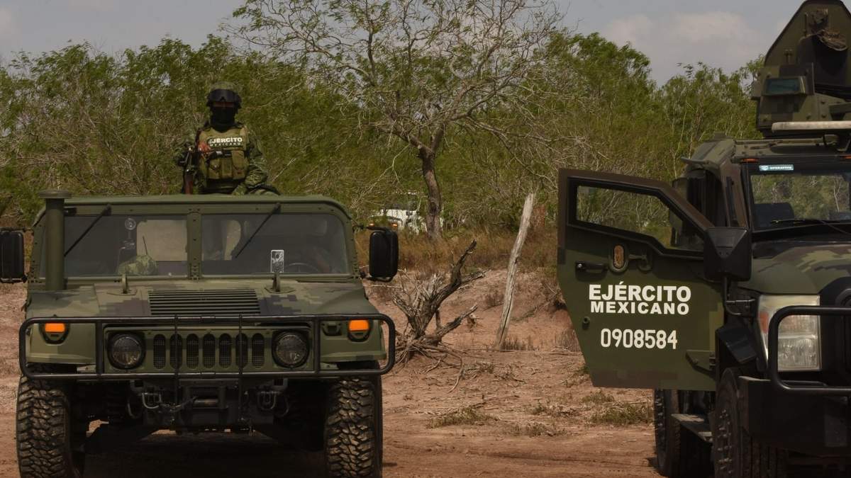 El saldo final del enfrentamiento fue de cinco infractores abatidos, así como cuatro armas largas, un vehículo y diversos cargadores y cartuchos asegurados