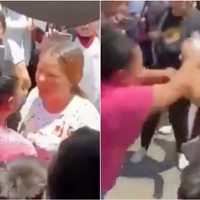 Madres pelean frente a estudiantes afuera de una secundaria en Zapopan (Video)