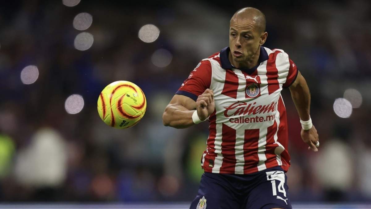 Javier Hernández de Chivas durante el partido de fútbol Cruz Azul vs Guadalajara correspondiente a la jornada 10 del Torneo Clausura 2024 de Liga BBVA MX, en el Estadio Azteca
