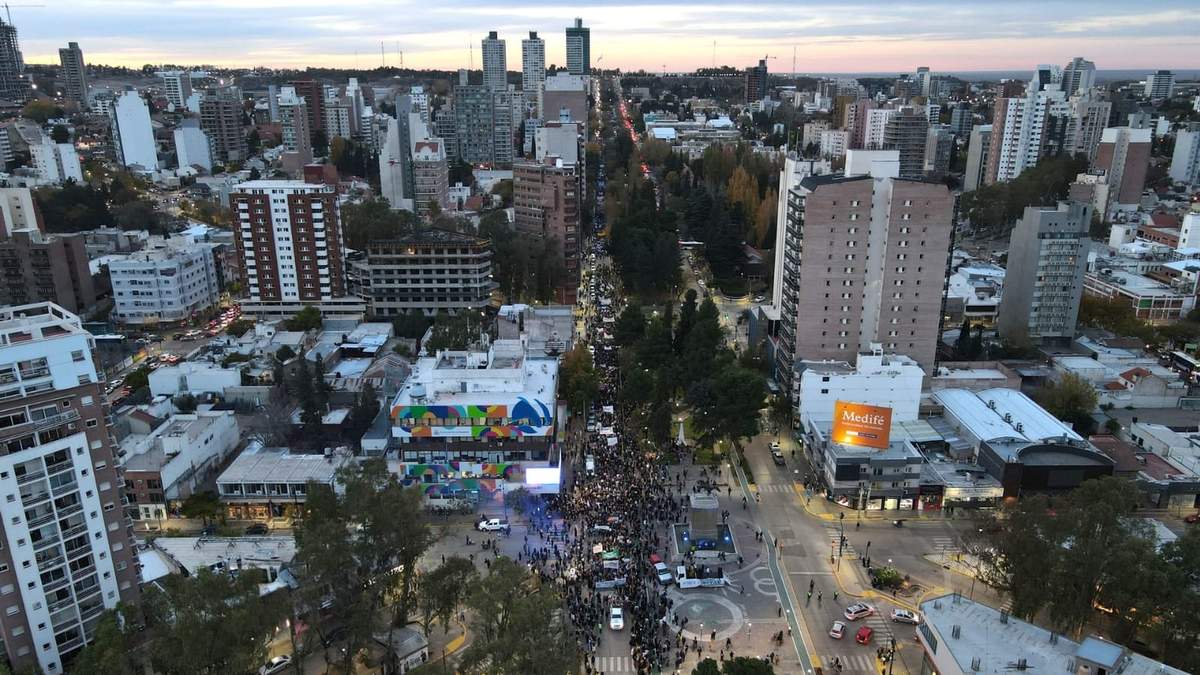 La marcha universitaria en la ciudad de Neuquén. Fuente: (Whatsapp)