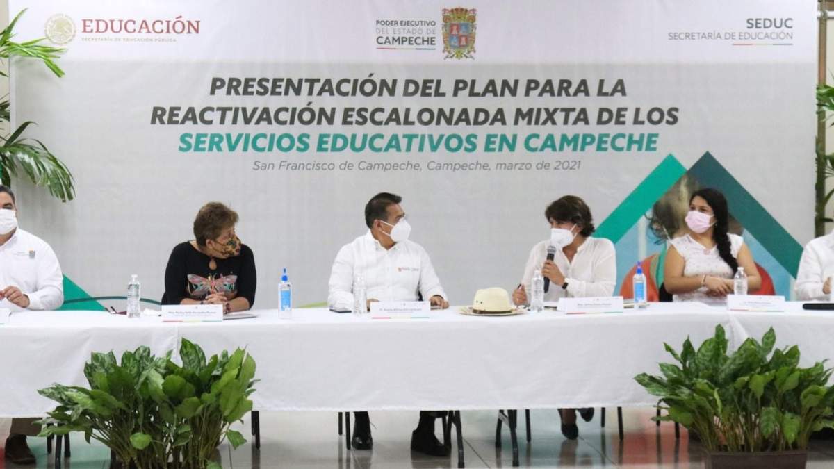 Delfina Gómez, titular de la SEP, con el gobernador de Campeche, Carlos Miguel Aysa González