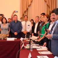 Encara Javier Corral reclamos de choferes y líderes del SNTE