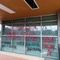 Un grupo de encapuchados vandaliza la Rectoría de la UNAM un día después de la elección de Lomelí