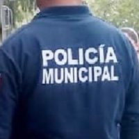 Muestran a policía de Ixmiquilpan posando con una mujer semidesnuda en una patrulla