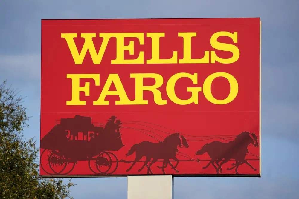 Cartel del banco Wells Fargo frente a una sucursal en Bradenton, Florida, 22 de febrero de 2022