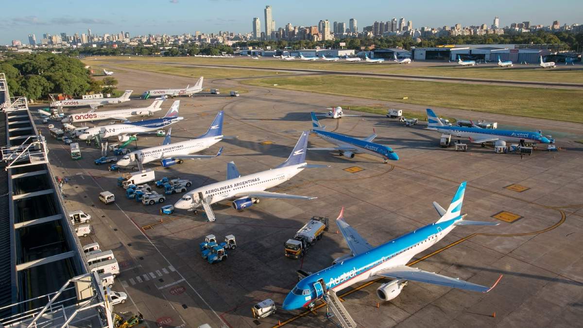 Aislan a 100 trabajadores del Aeroparque Jorge Newbery. Fuente: (Twiiter)
