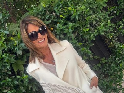 Teresa Calandra lleva con todo el glamour los dos accesorios clave para abrigarte con estilo este invierno