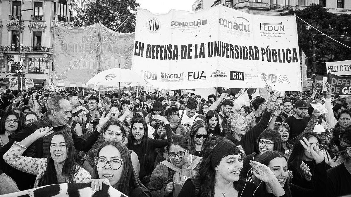 Ciudadanos de todo el país salieron a defender las universidades públicas. Fuente: Mono Gómez, Minuto Neuquén.