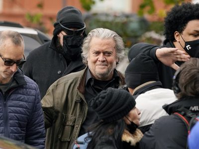 Steve Bannon, el exasesor de Donald Trump, se entregó a las autoridades: de qué se lo acusa