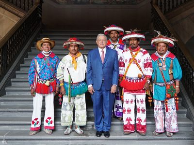 AMLO recibió en Palacio Nacional a la comunidad Wixárika; acuerdan devolución de tierras