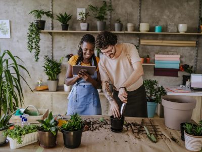 Ni hijos ni mascotas: conocé por qué los millennials optan por cuidar plantas