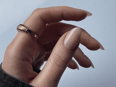 Cloudy French: el Nail Art minimalista que redefine la manicura francesa en mayo