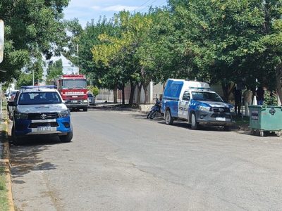 Presos de la Comisaría Quinta iniciaron una pequeña revuelta: quemaron colchones y apedrearon a policías