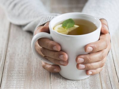 Para los días fríos y el dolor de panza: prepará este té digestivo y exprés con solo 6 ingredientes