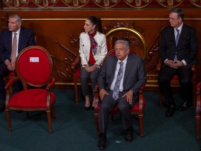Amarrar al sucesor e incendiarle la casa