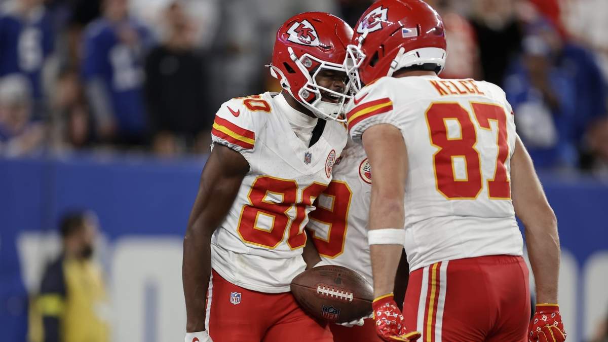 Tyquan Thornton es felicitado por su compañero Travis Kelce