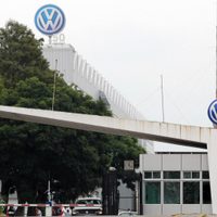 Trabajadores de Volkswagen rechazan aumento; sindicato y empresa retomarán pláticas