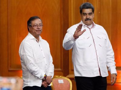 Petro ofrece corredor humanitario en Colombia para "retorno libre" de venezolanos repatriados por EU