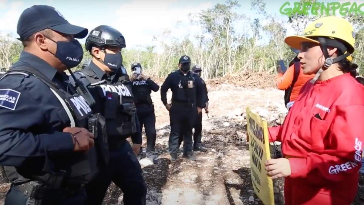 En la imagen, una defensora ambiental contra los trabajos del Tren Maya