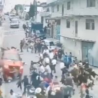 Joven se queda sin frenos y embiste un cortejo fúnebre; hospitalizan a nueve (Video)