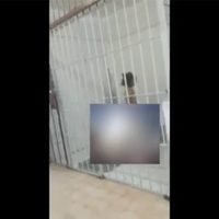 Policías exhiben en la cárcel a mujer que fue sacada del aeropuerto de Torreón por ir en ropa interior