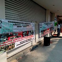 Con toma de oficinas y paro, maestros y trabajadores de Michoacán exigen pago de adeudos