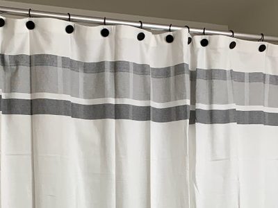No tires las argollas viejas de las cortinas del baño: mirá lo valiosas que son para organizar tu placard