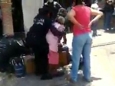 Policías forcejean con anciana que no usaba cubrebocas en Querétaro (Video)
