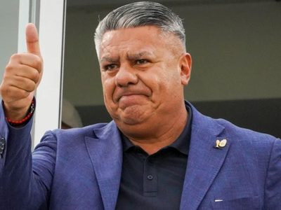 Inesperado: el beso en la boca entre Chiqui Tapia y Guillermo Coppola que dejó a todos atónitos