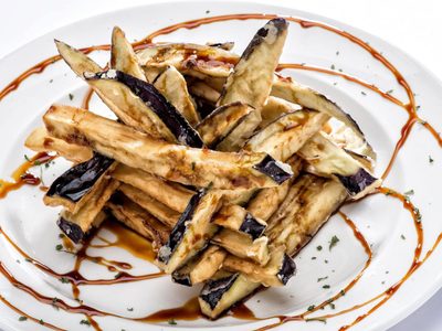 Bastoncitos agridulces de berenjena: una receta crocante y tentadora para darle una vuelta a la picadita con amigos
