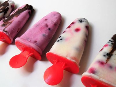 Con solo 2 ingredientes, prepará estos palitos helados de yogurt para tener en el freezer y lucirte este verano