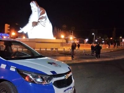 Madrugada violenta: tres sujetos demorados y cuatro policías heridos en Cutral Co