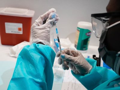 EU reporta 90 millones de personas sin vacuna anti covid y aumento de contagios