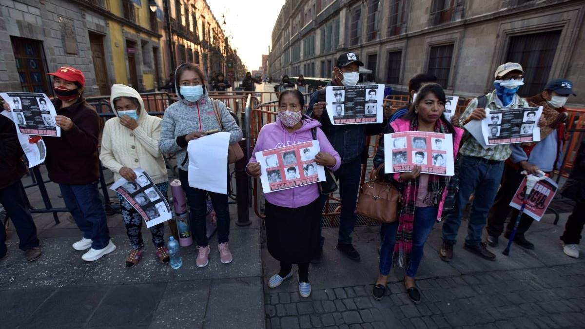 Movimiento por la Verdad y la Justicia de Familiares de Personas Desaparecidas de la Guerra Sucia de los Años 60, 70 y 80 del Siglo Pasado en el Estado de Guerrero se manifiestan afuera de Palacio Nacional el 13 de febrero de 2023