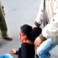 Tunden a presunta ladrona de transporte público en Iztapalapa; cómplice huye