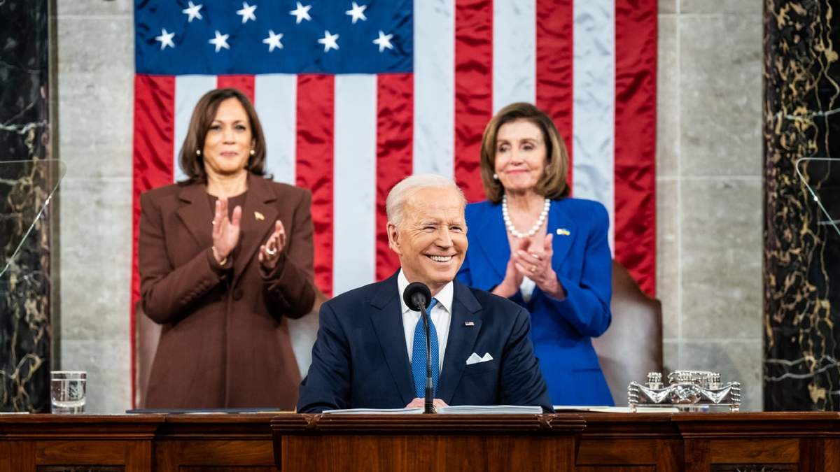 El presidente Joe Biden flanqueado por Kamala Harris y Nancy Pelosi