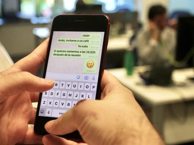 El truco con tu celular para saber si Whatsapp te espía y controla tus actividades