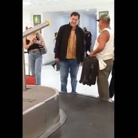 “¡Fuera!” le gritan a Noroña en el AICM por no traer cubrebocas; no es obligatorio en México, revira