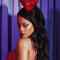 "¡Suavecita!" Rihanna queda al aire y deja que el zoom revele todo... ¡Arriba y abajo!
